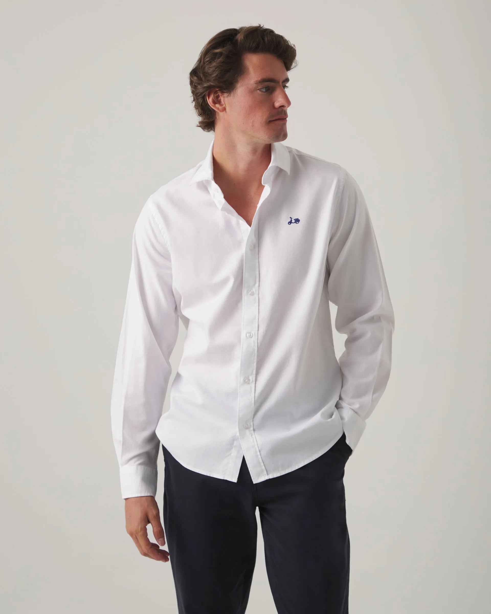 Camisa blanca con logo