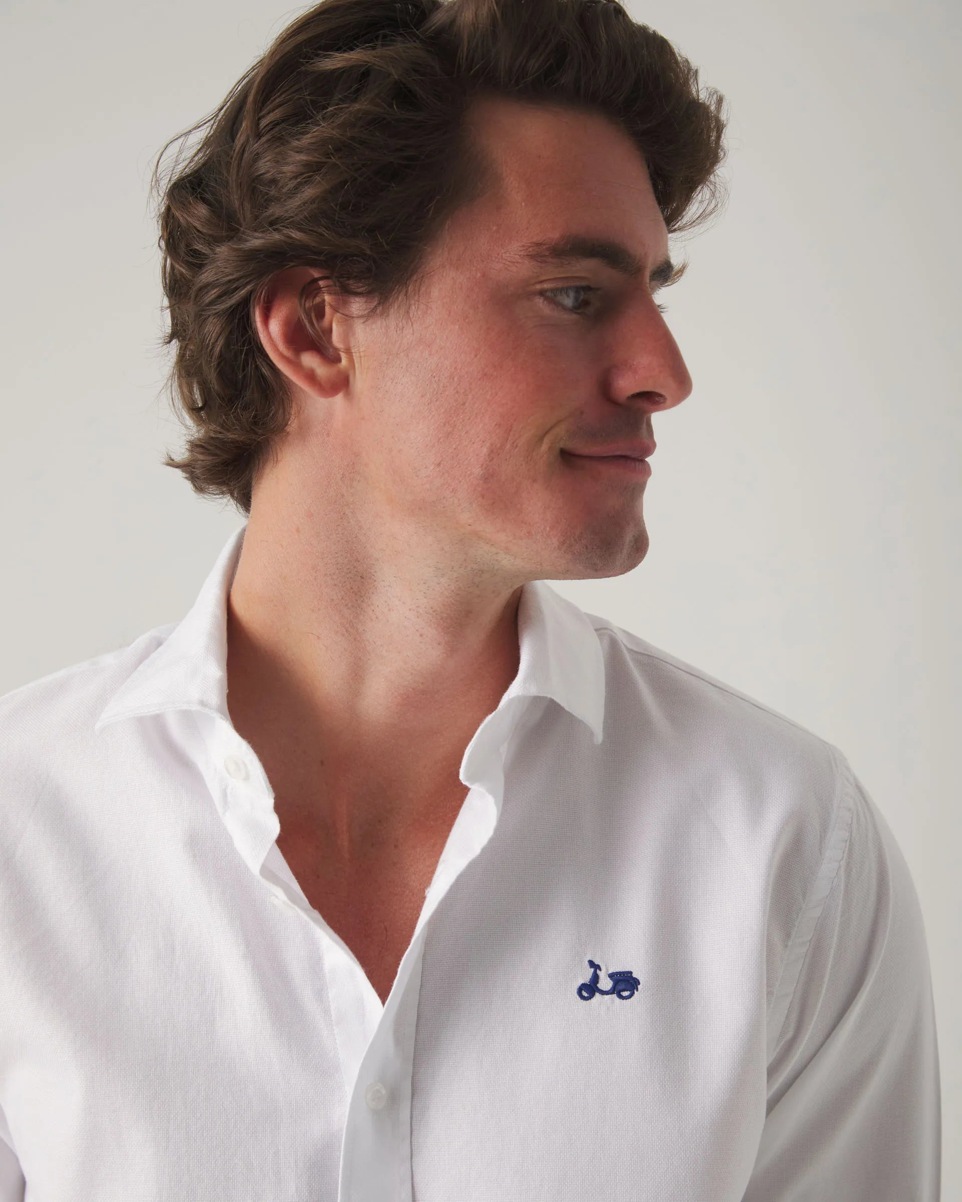 Camisa blanca con logo