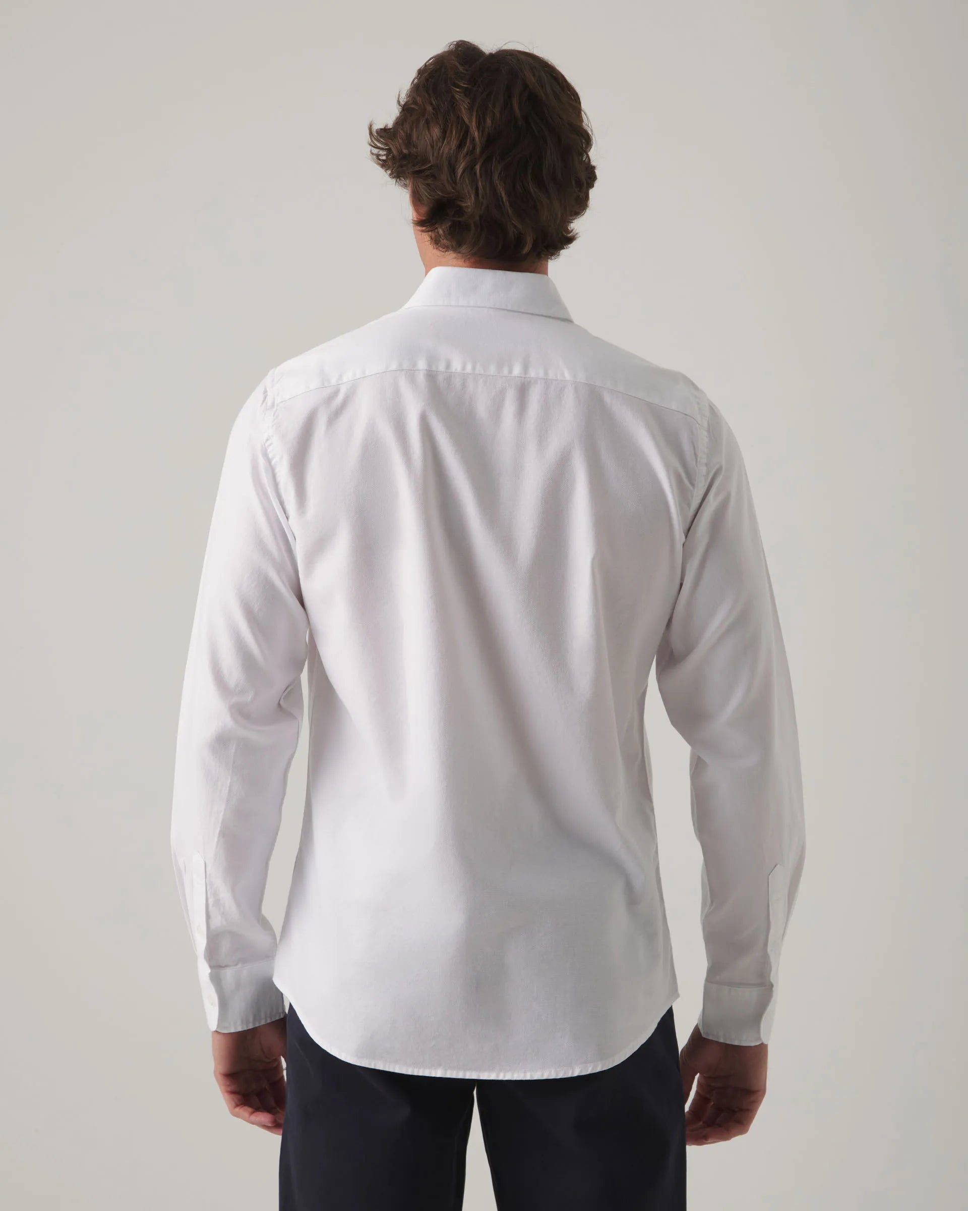 Camisa blanca con logo