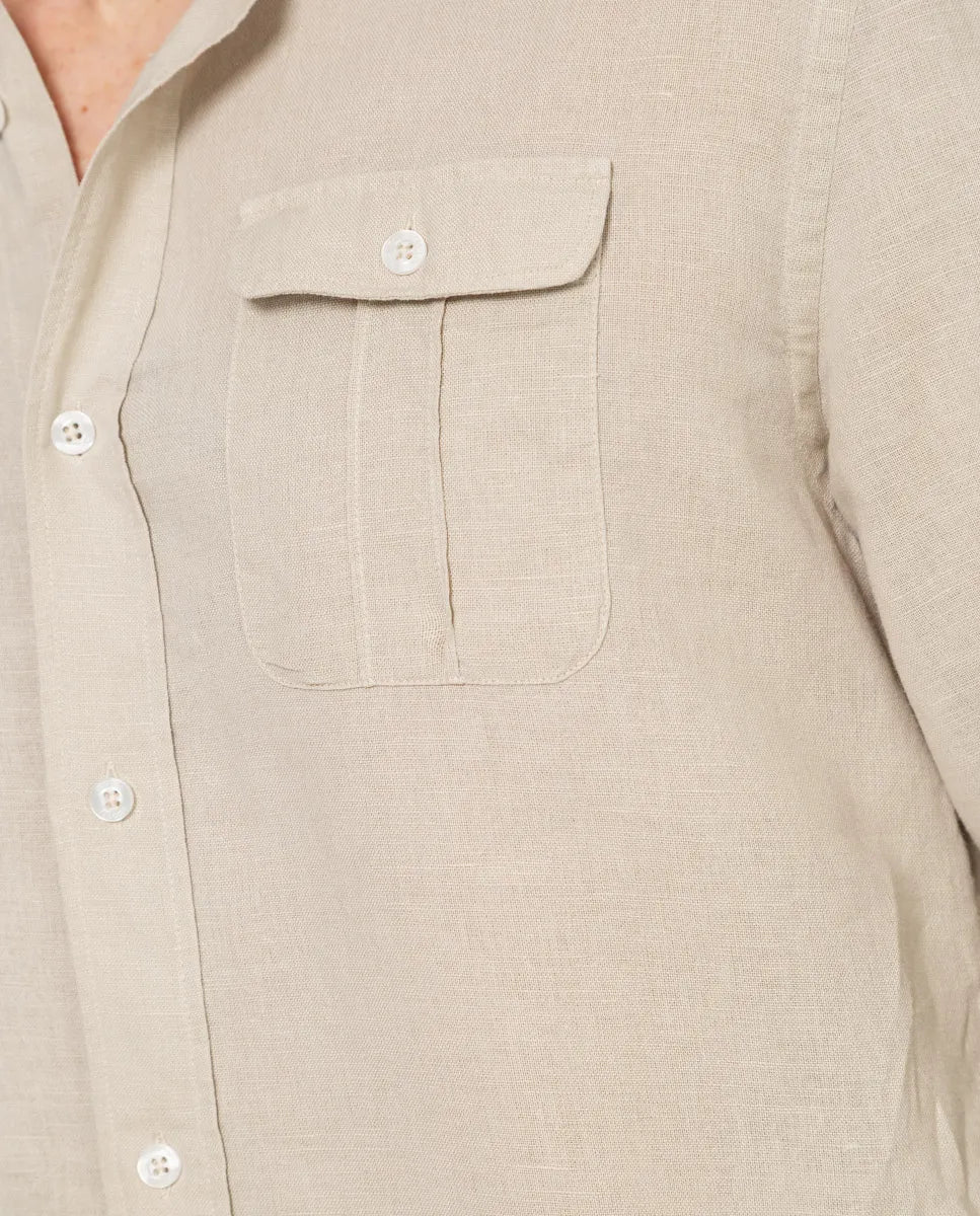 Camisa con dos bolsillos crudo.