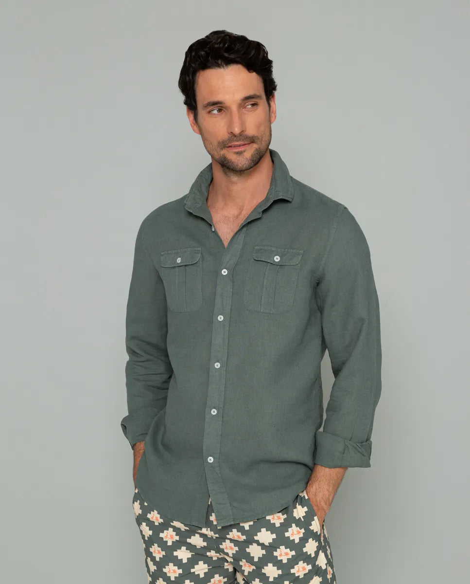 Camisa con dos bolsillos khaki.