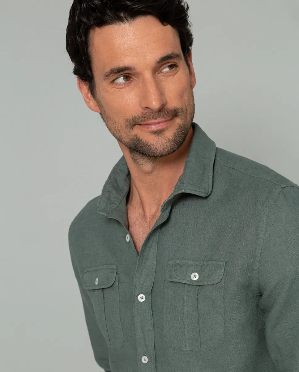 Camisa con dos bolsillos khaki.