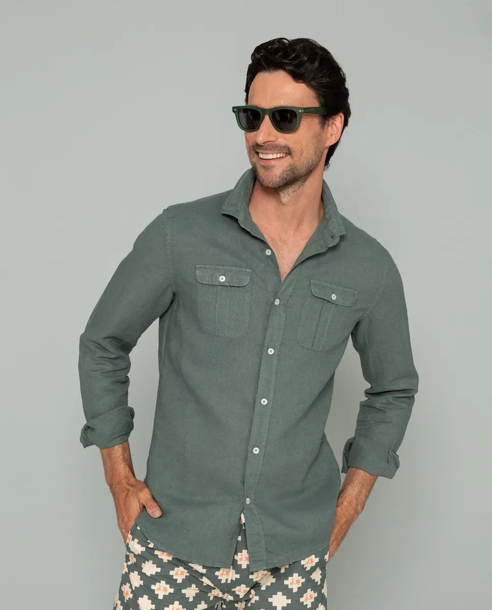 Camisa con dos bolsillos khaki.