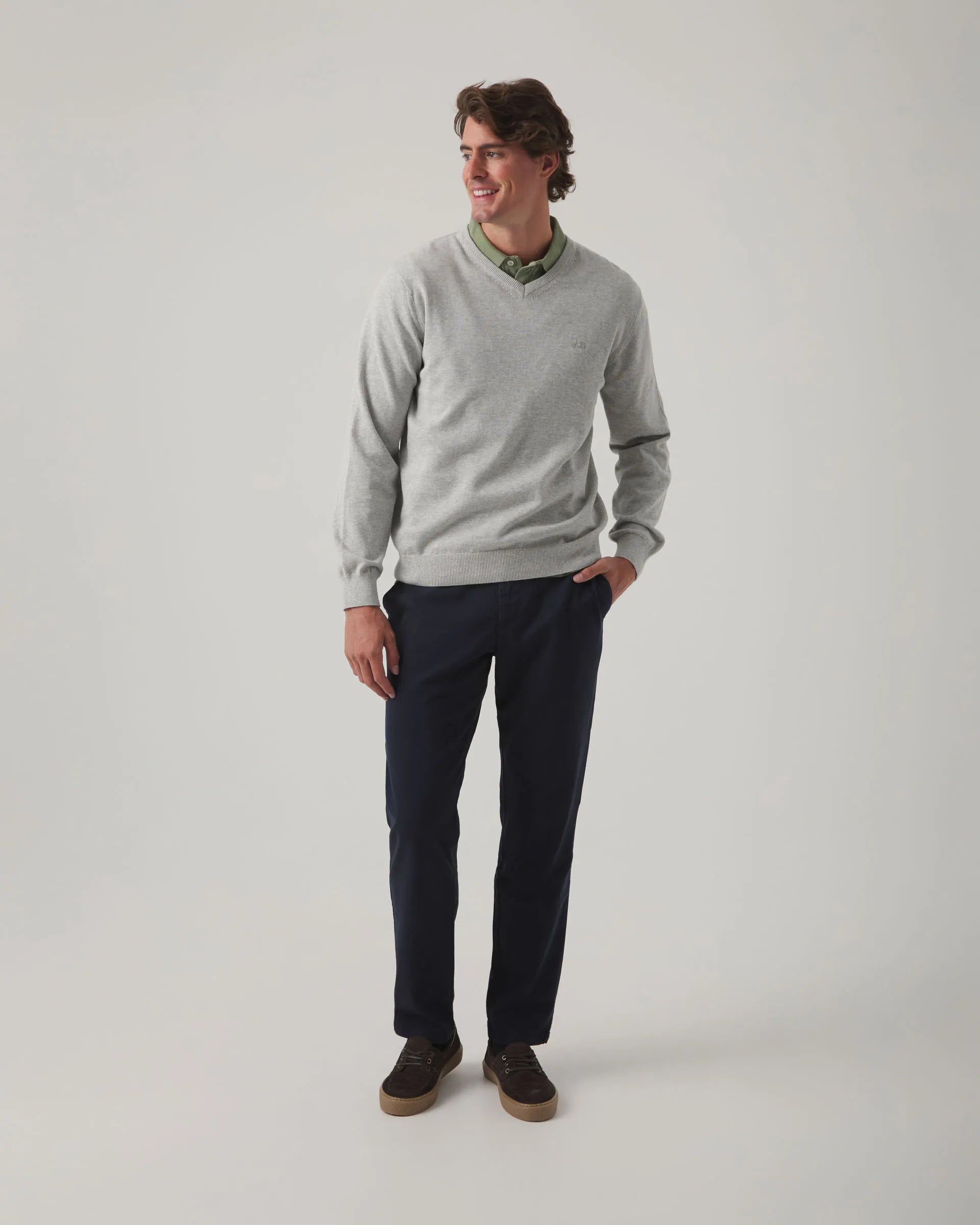 Jersey cuello pico gris con logo