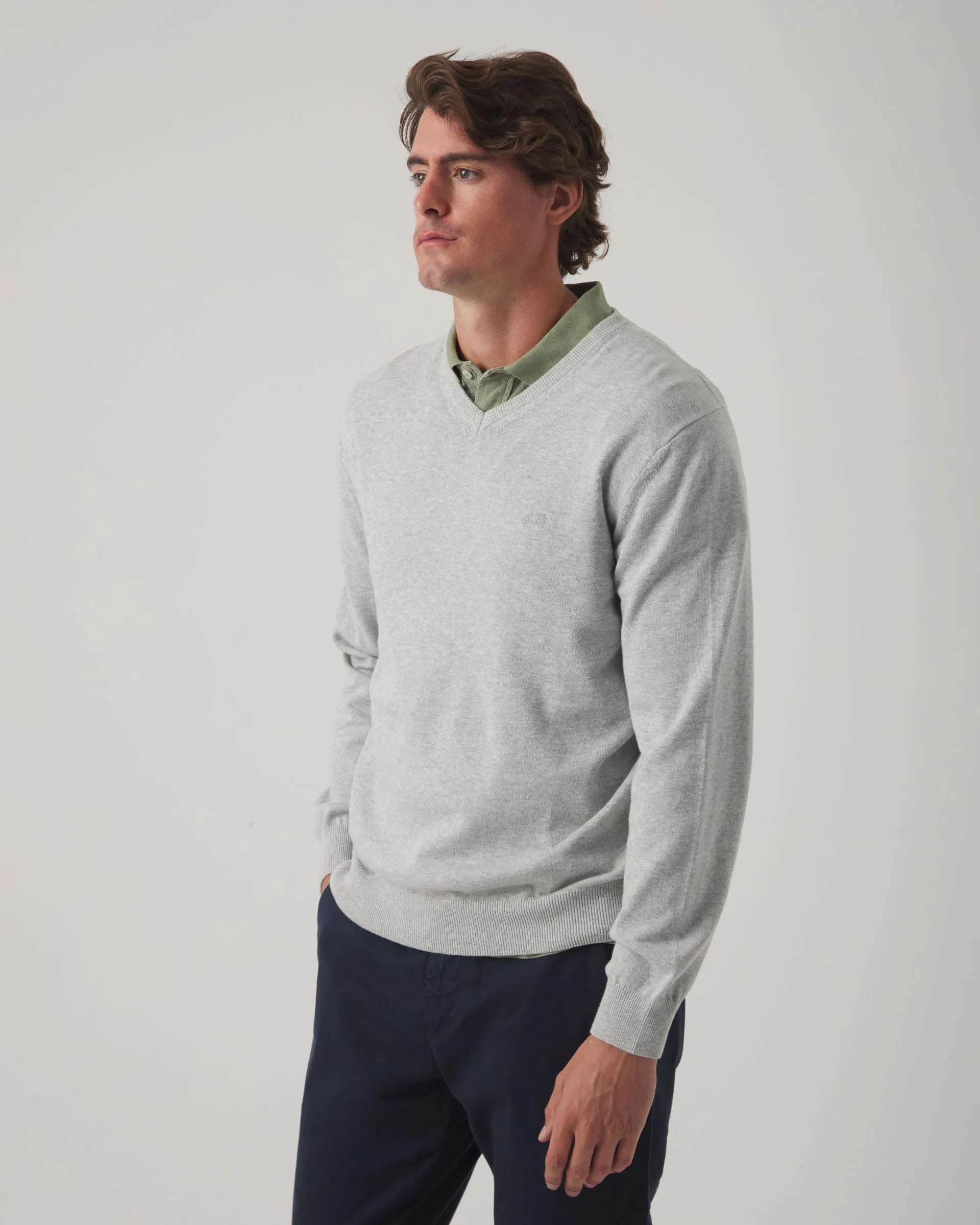 Jersey cuello pico gris con logo