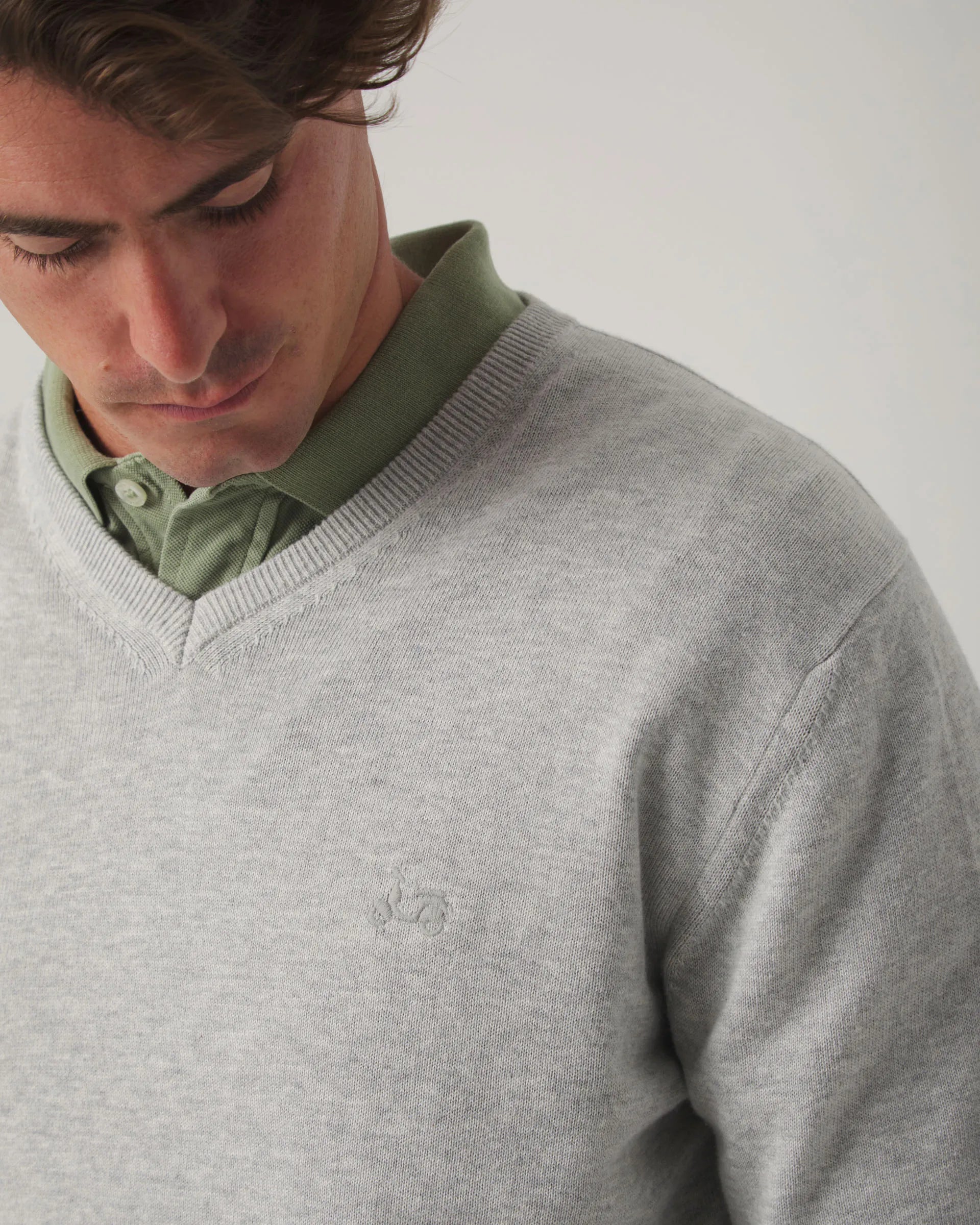 Jersey cuello pico gris con logo