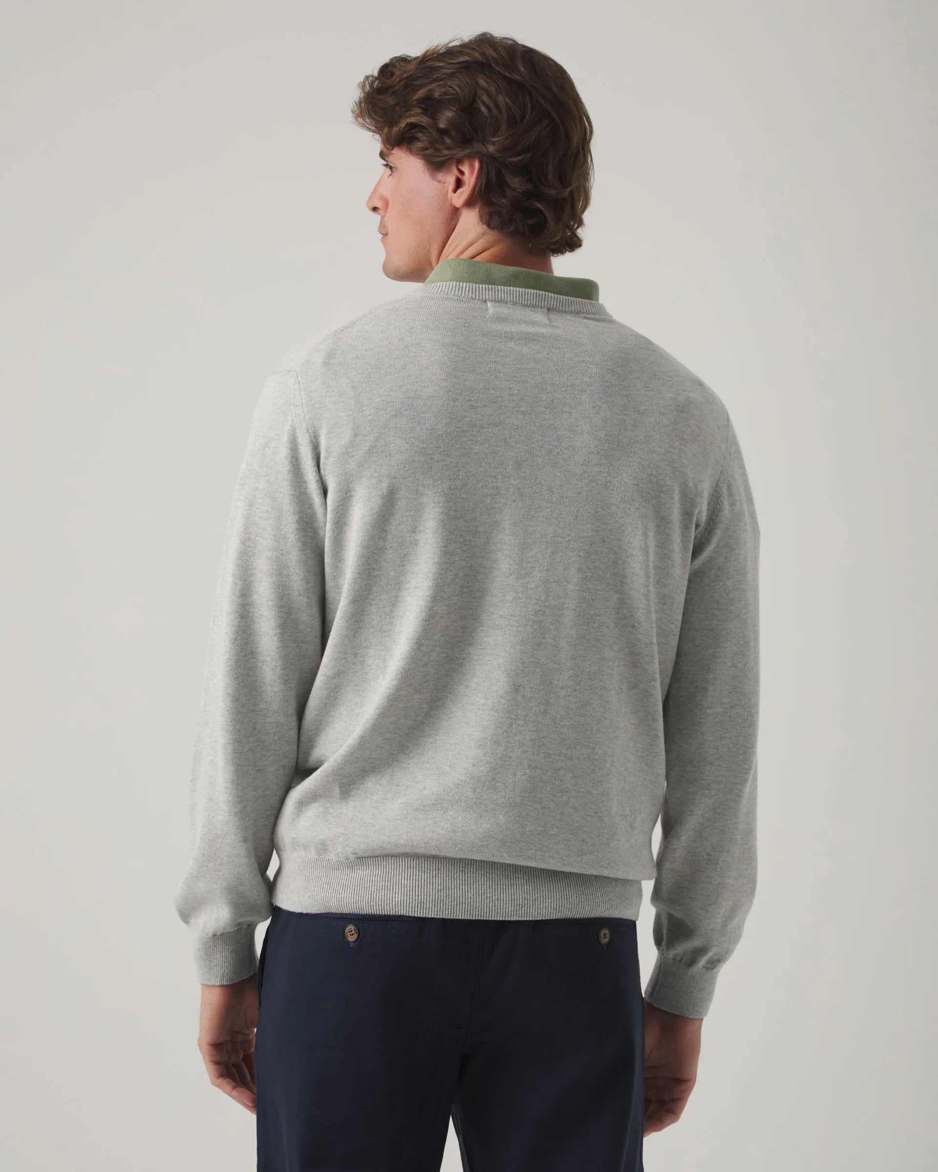 Jersey cuello pico gris con logo