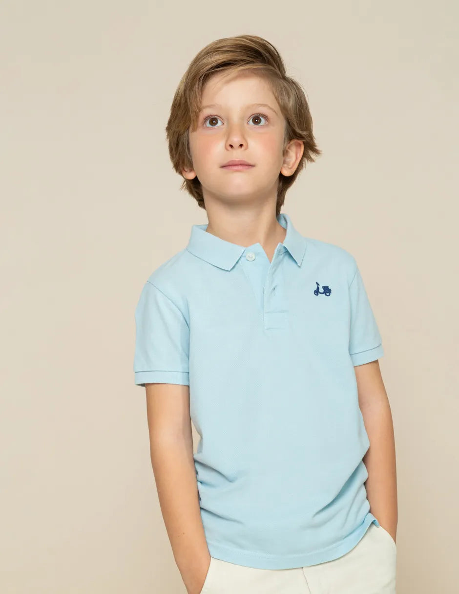 Polo azul claro de niño