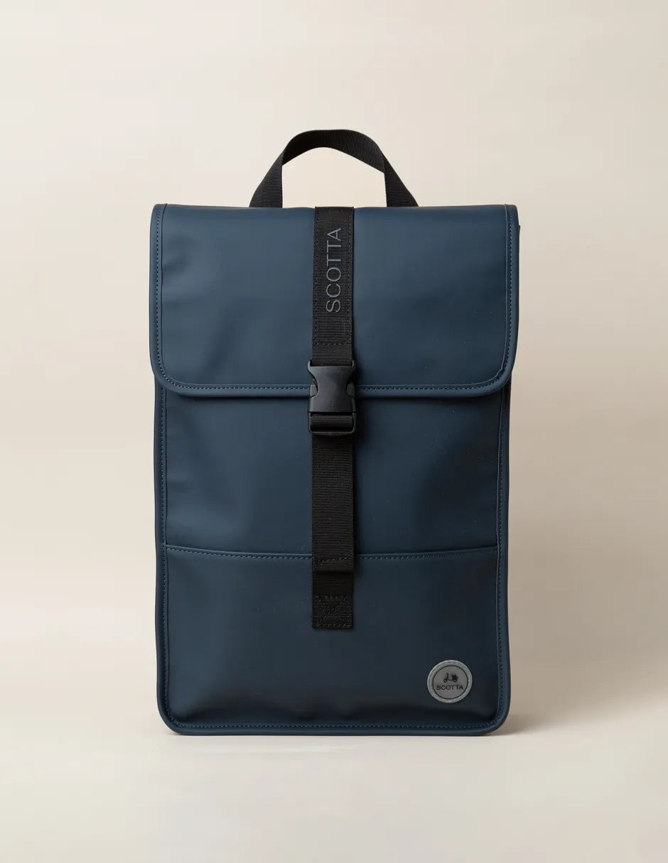 Mochila azul marino con logo