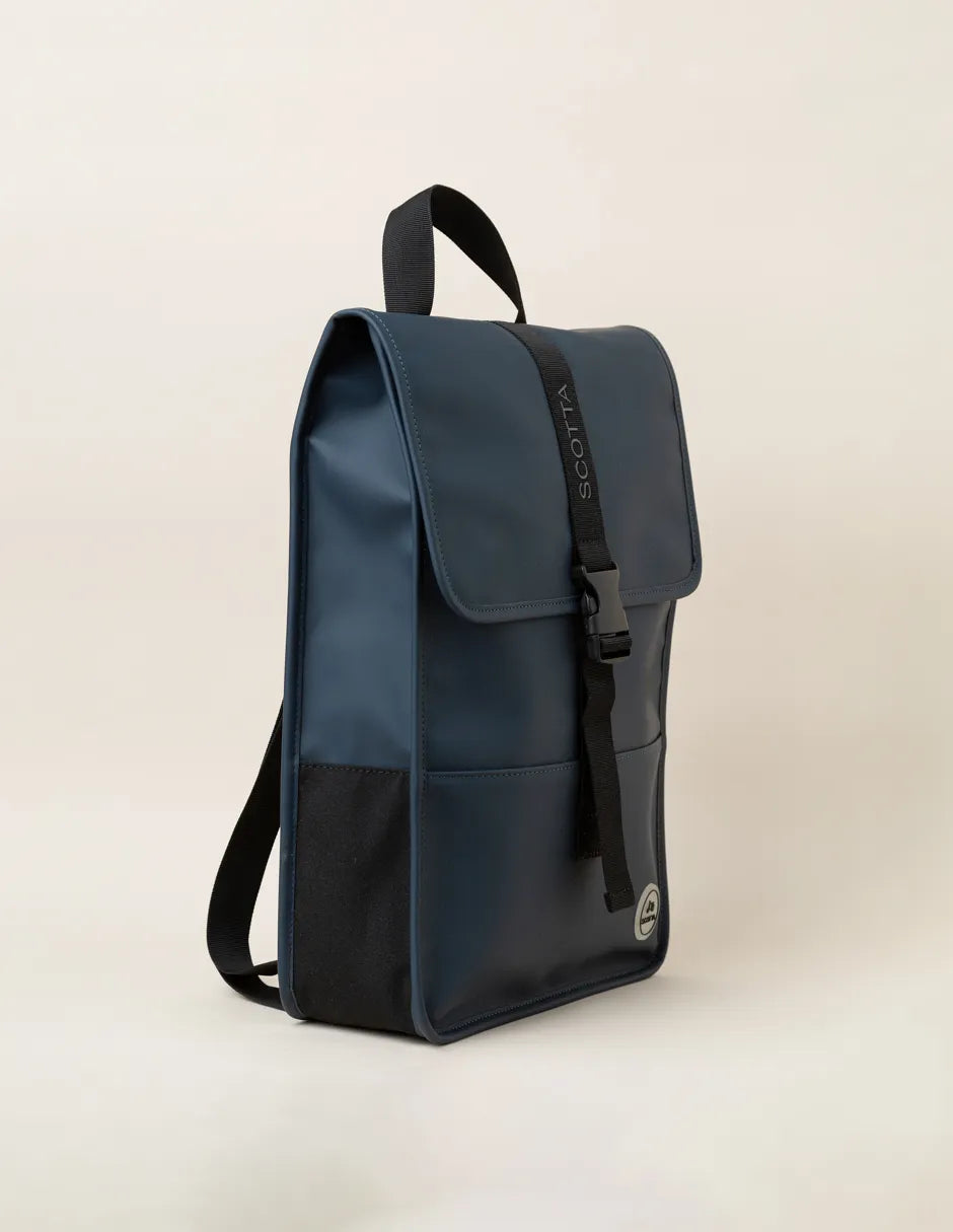 Mochila azul marino con logo