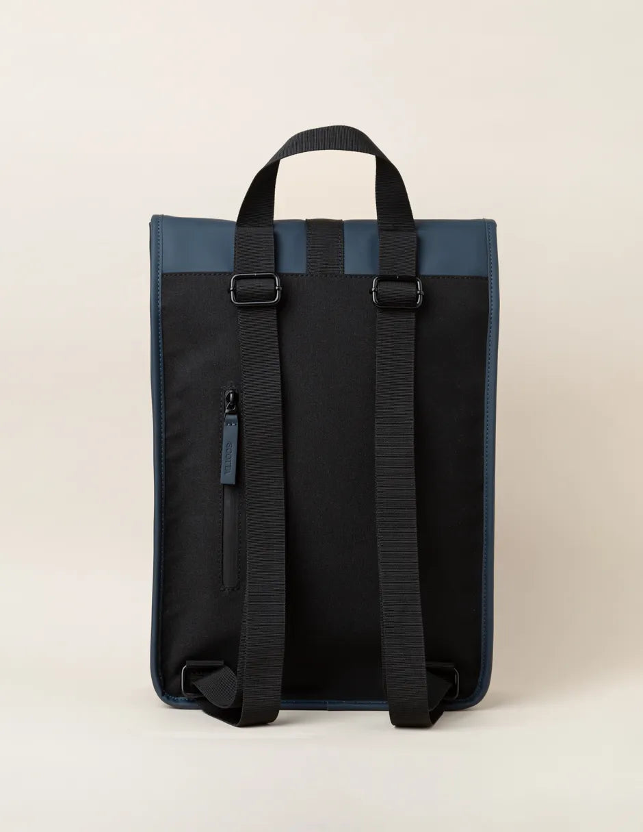 Mochila azul marino con logo