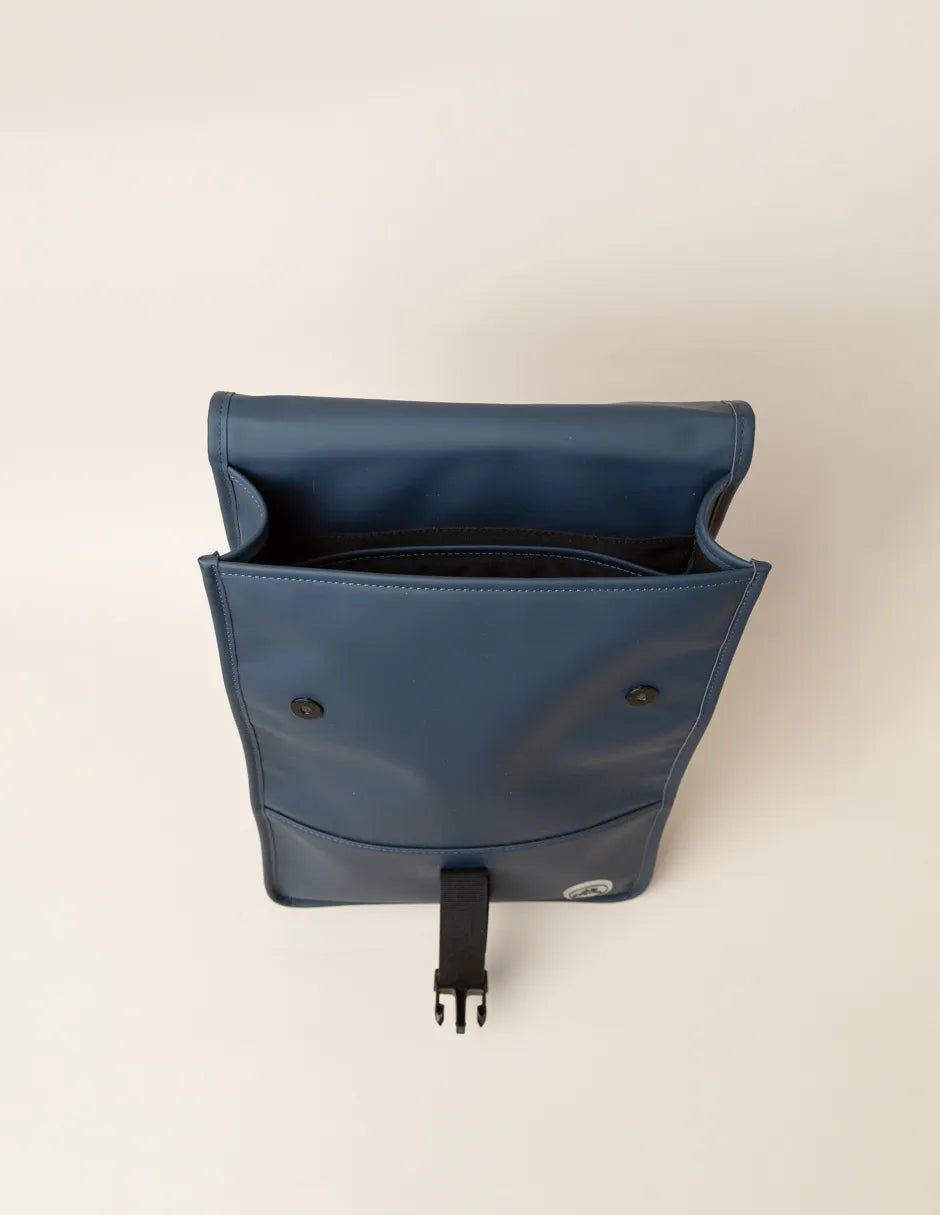 Mochila azul marino con logo