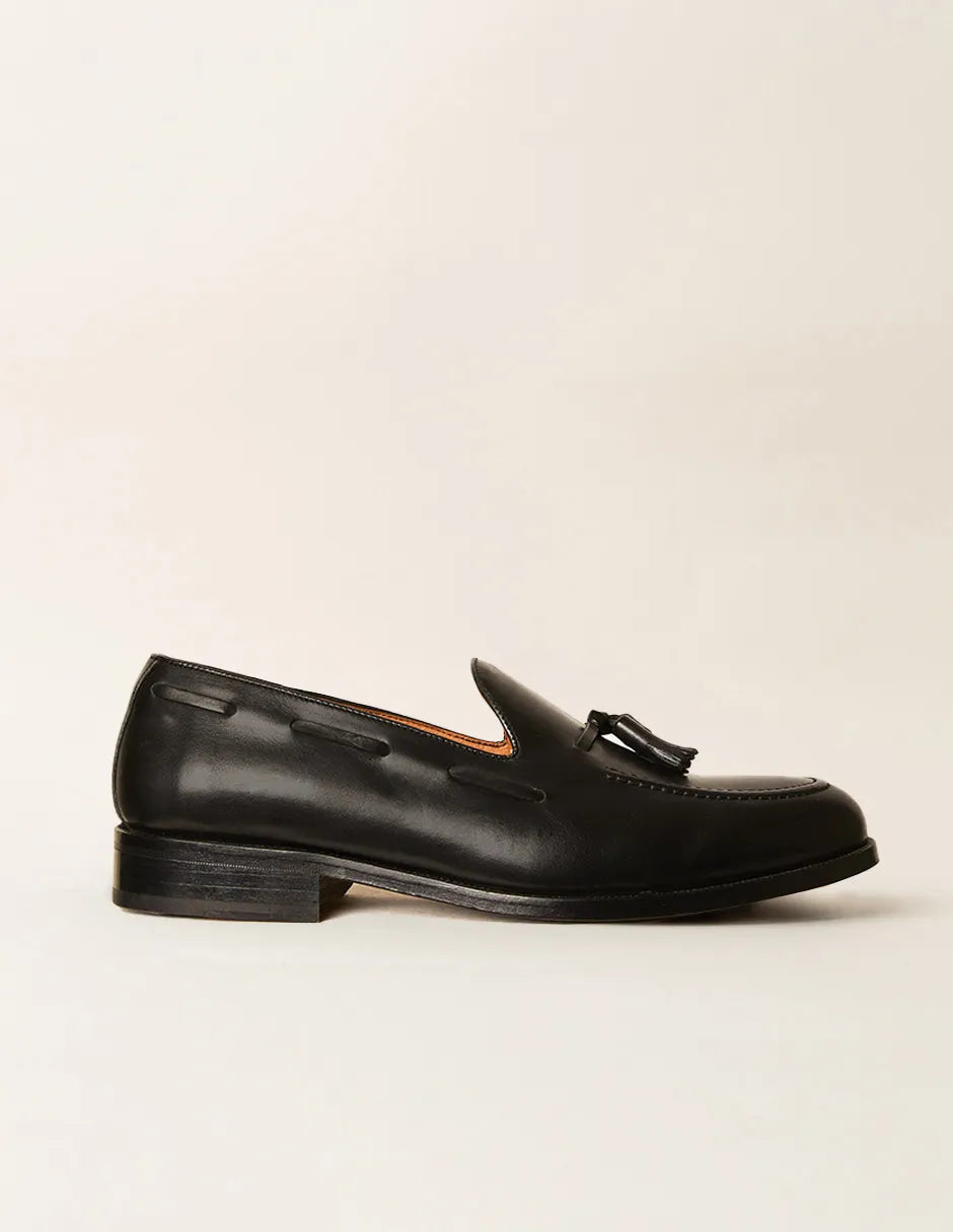 Zapato negro de vestir con borlas