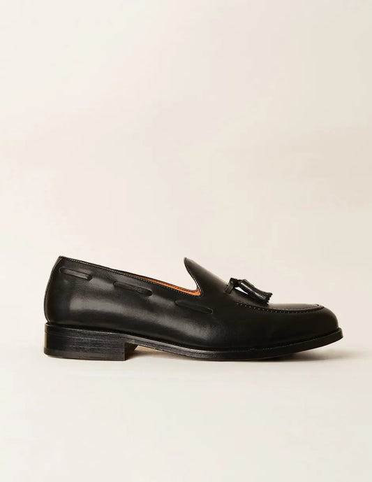 Zapato negro de vestir con borlas