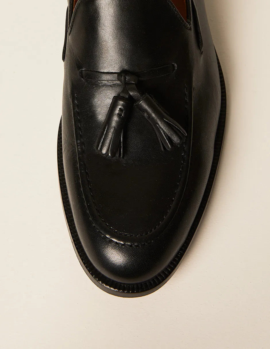 Zapato negro de vestir con borlas