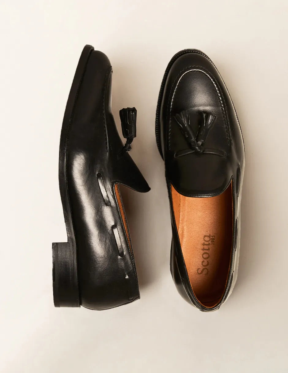 Zapato negro de vestir con borlas