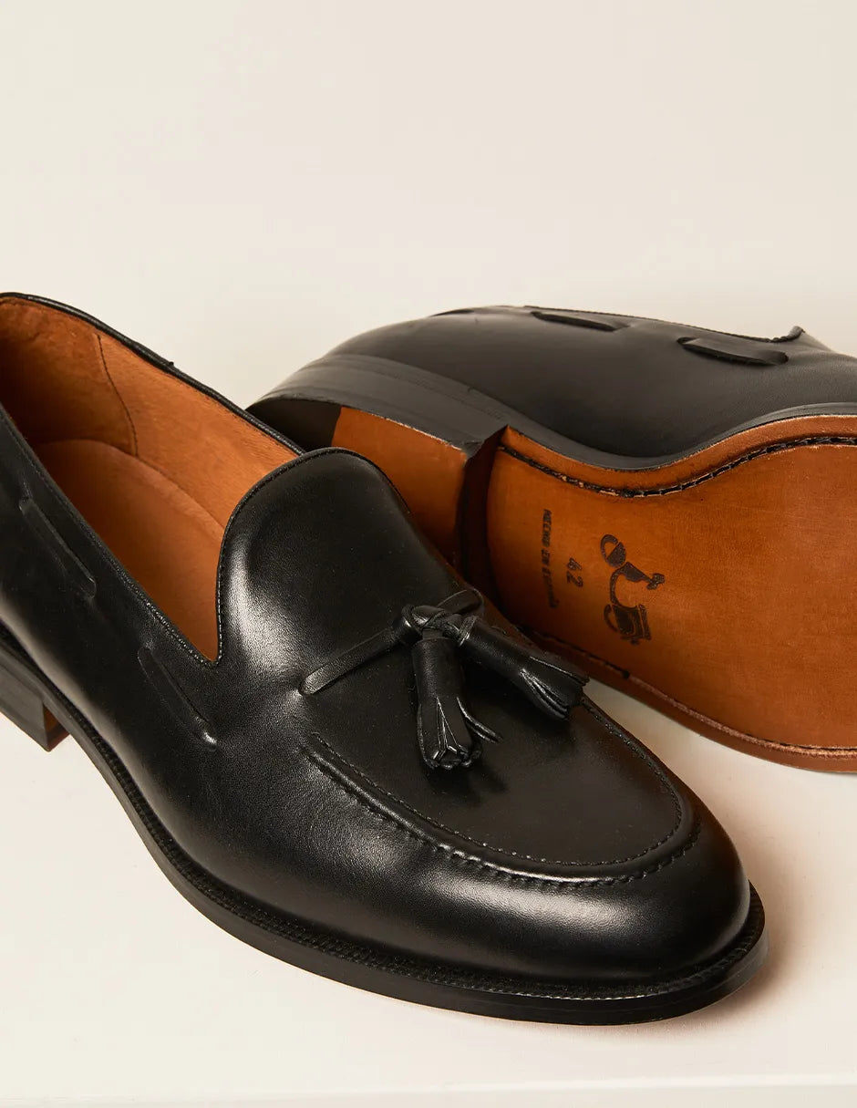 Zapato negro de vestir con borlas