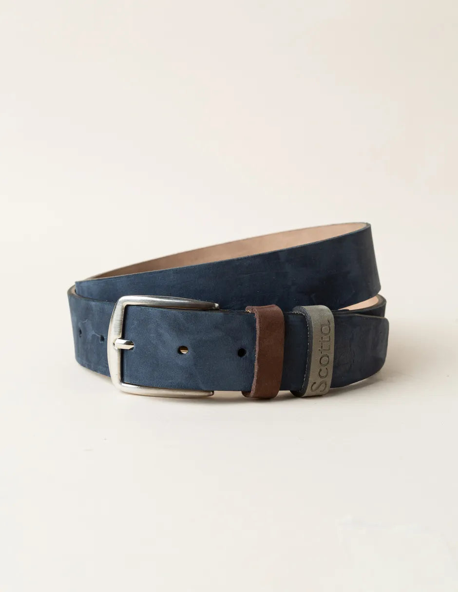 Cinturón de piel azul marino
