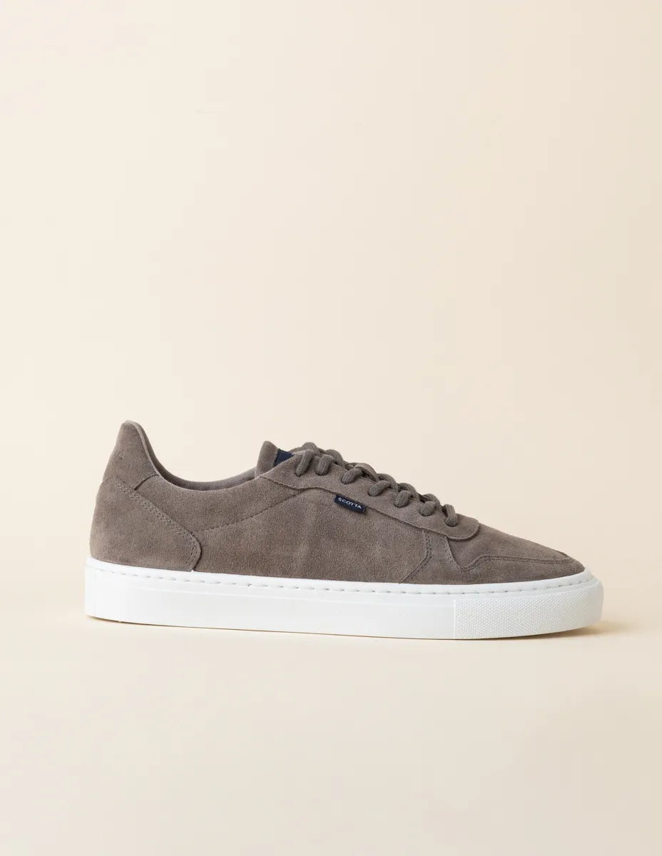 Zapatilla de piel marrón