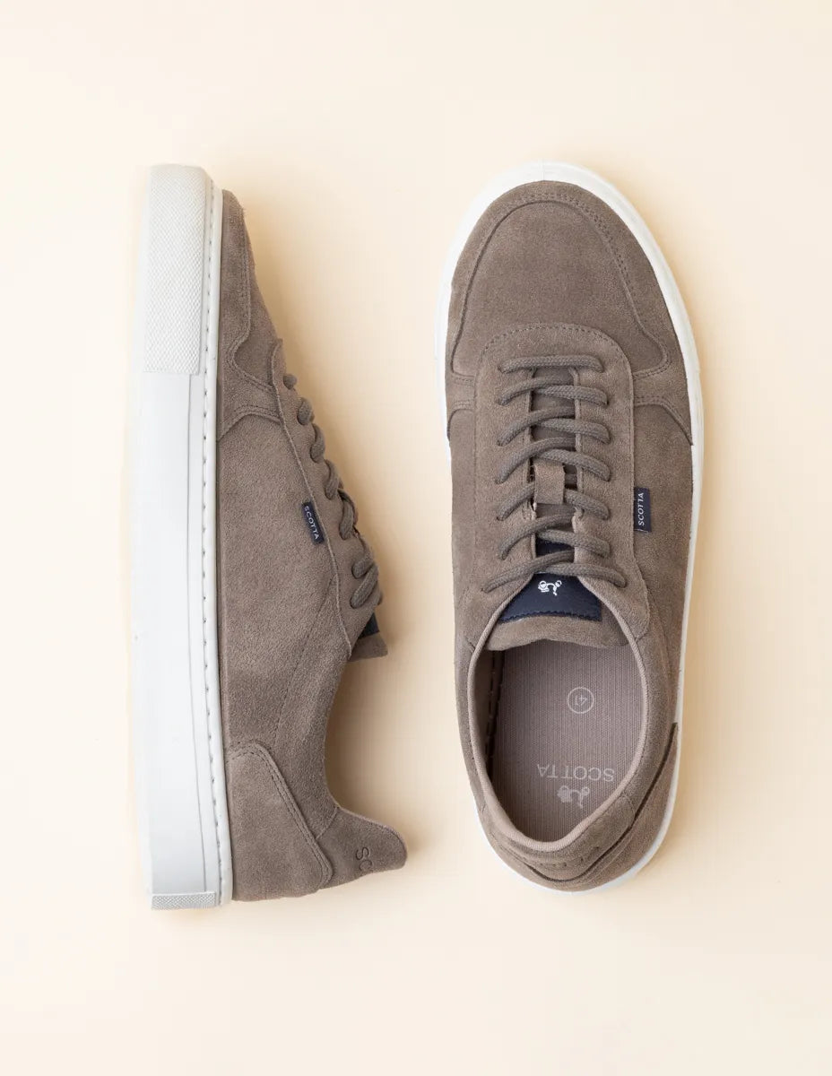 Zapatilla de piel marrón