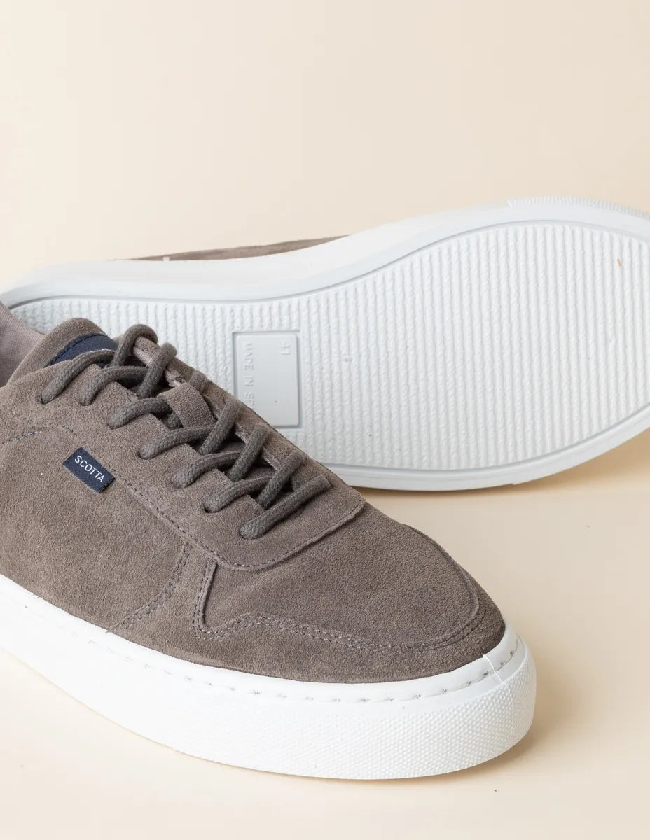 Zapatilla de piel marrón