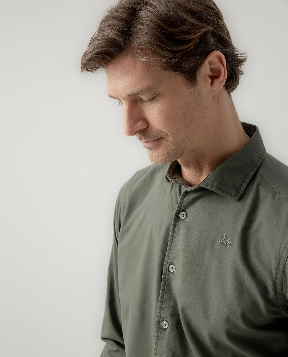 Camisa oxford tintada khaki | SCOTTA