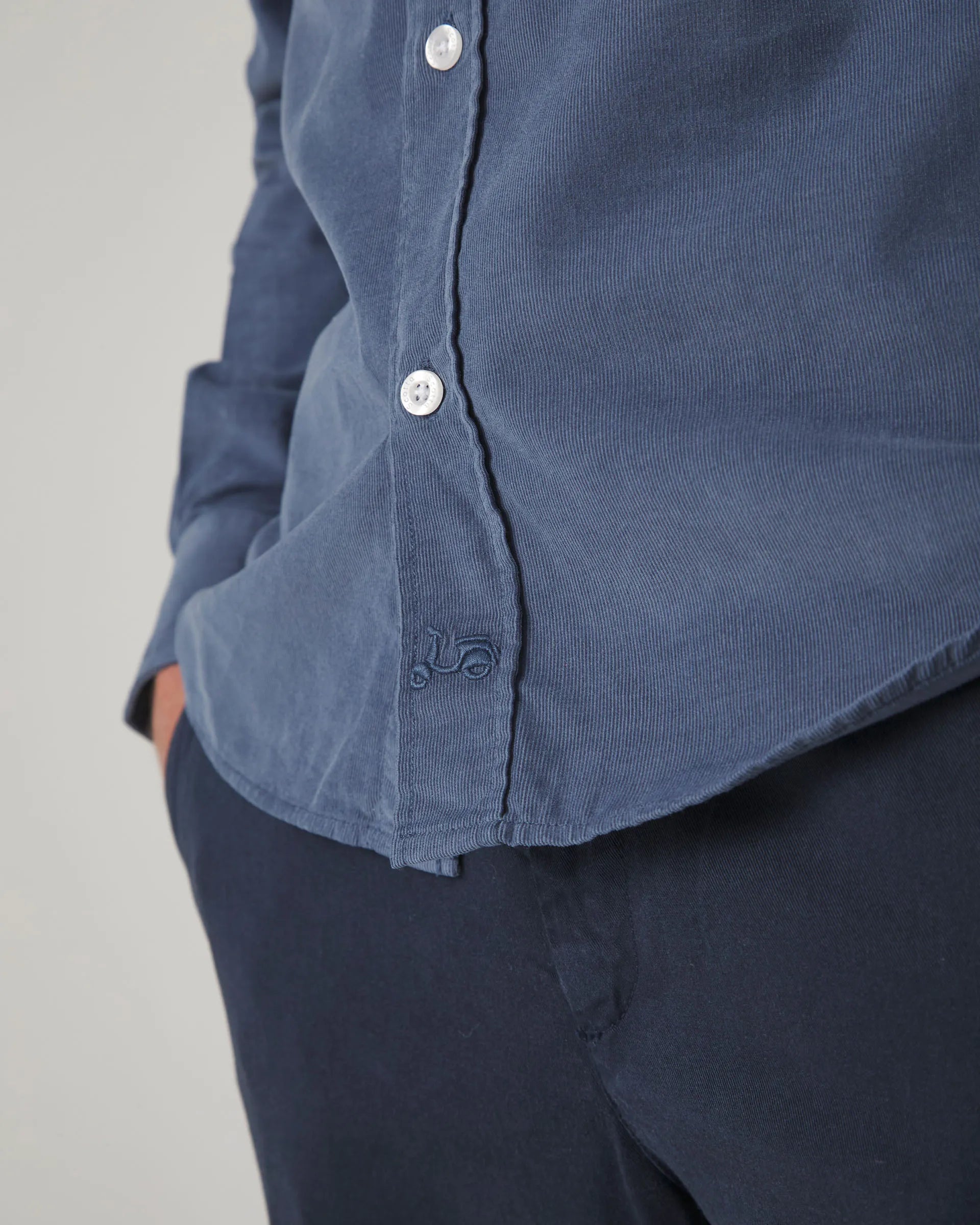 Camisa azul marino micropana