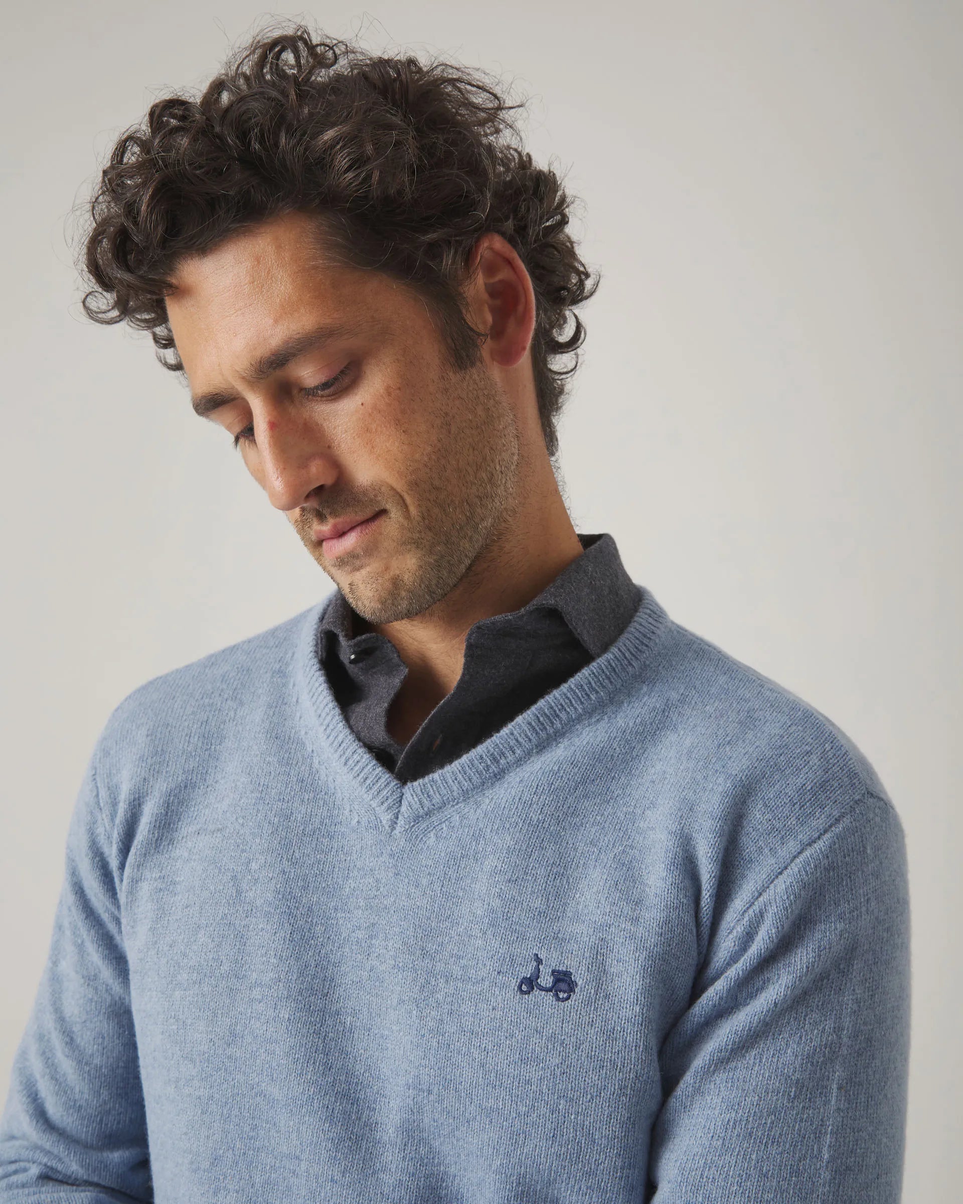 Jersey cuello pico en azul