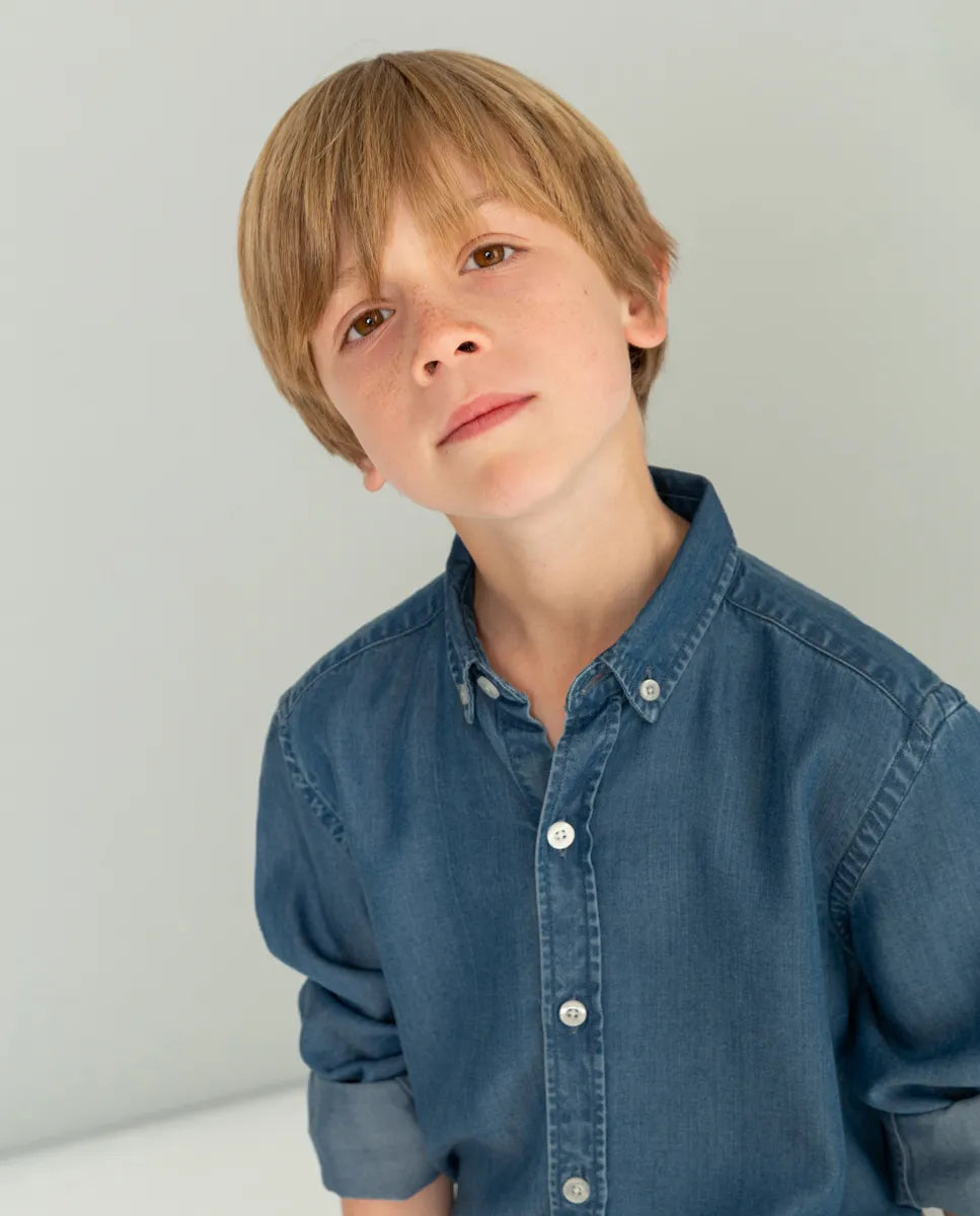 Camisa de niño azul denim