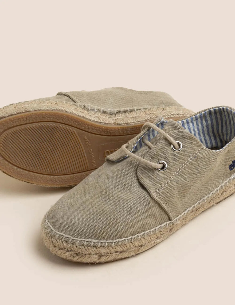 Alpargata infantil sustentável, na cor taupe, com cadarço