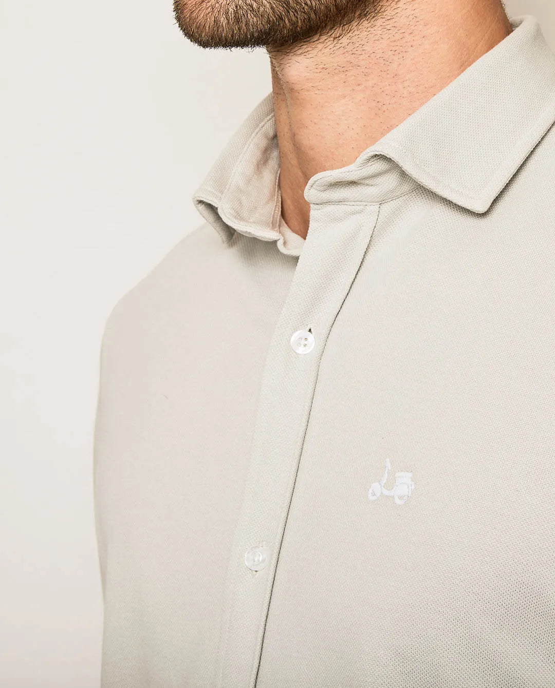 Camisa piqué garment dyed gris hielo