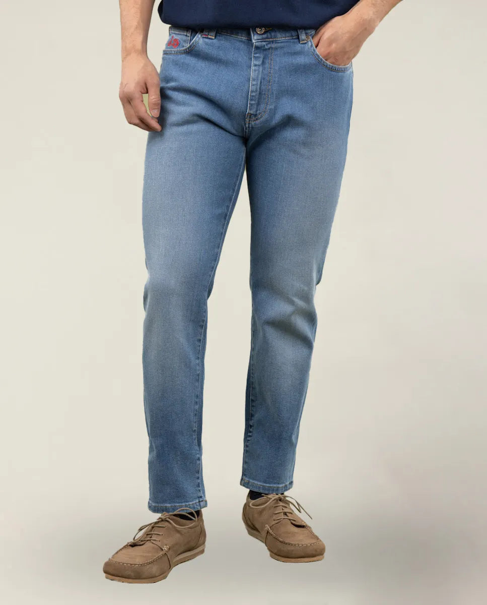 Pantalón vaquero denim claro.