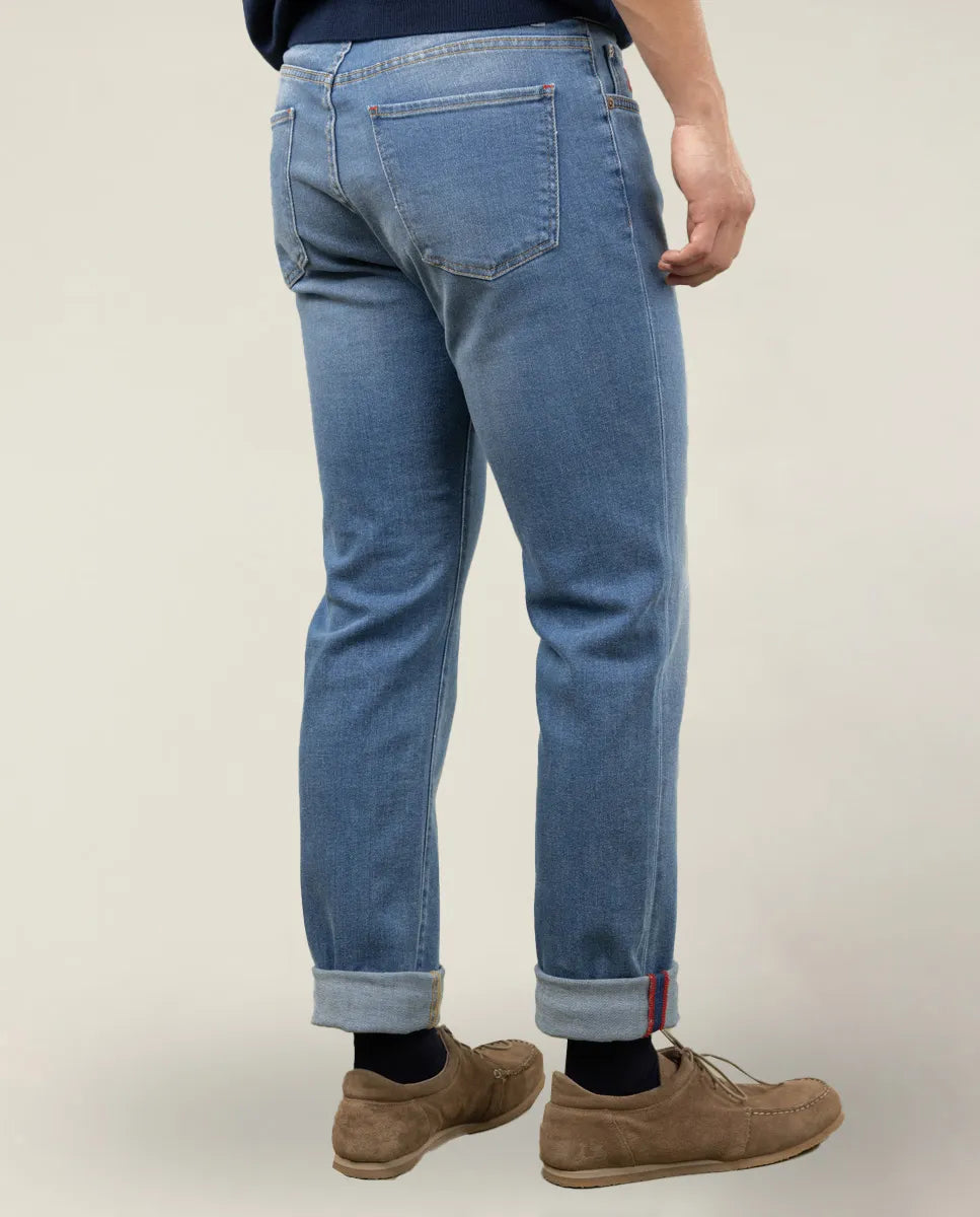 Pantalón vaquero denim claro.