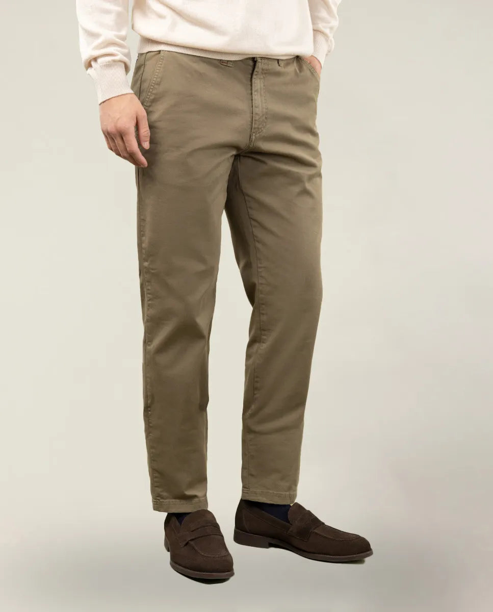 Pantalón chino khaki.