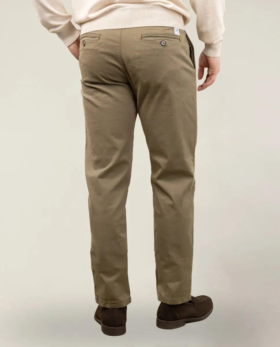 Pantalón chino khaki.