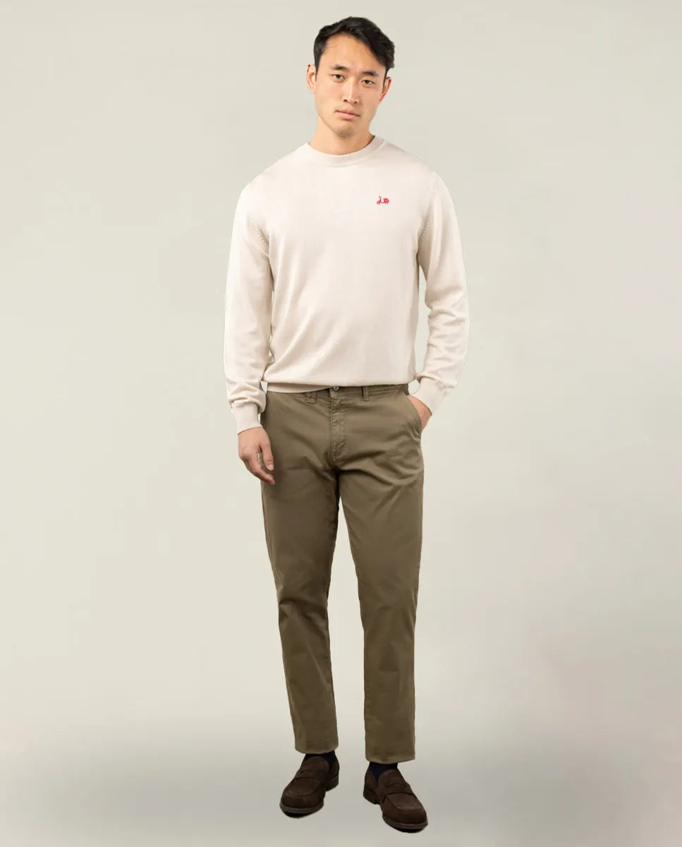 Pantalón chino khaki.