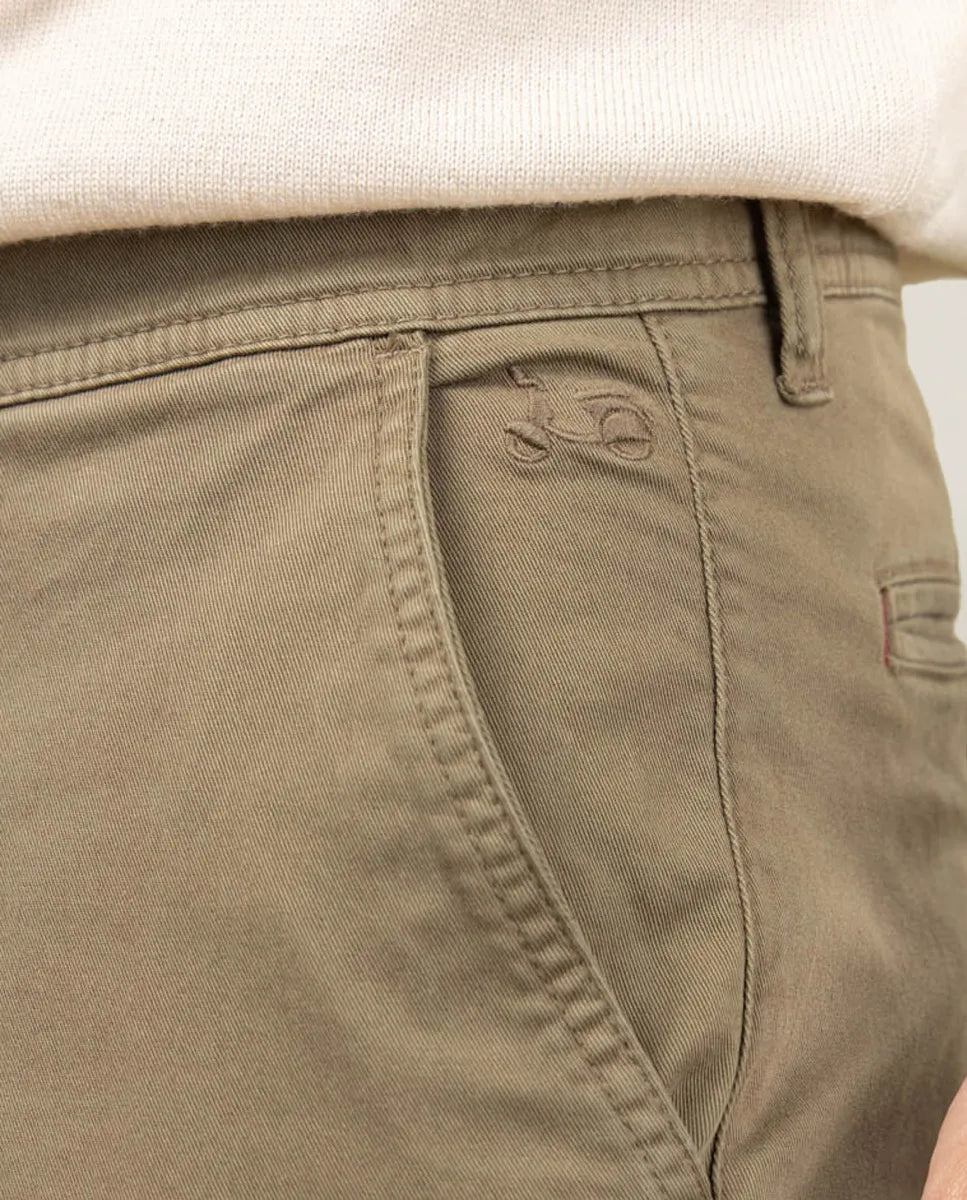 Pantalón chino khaki.