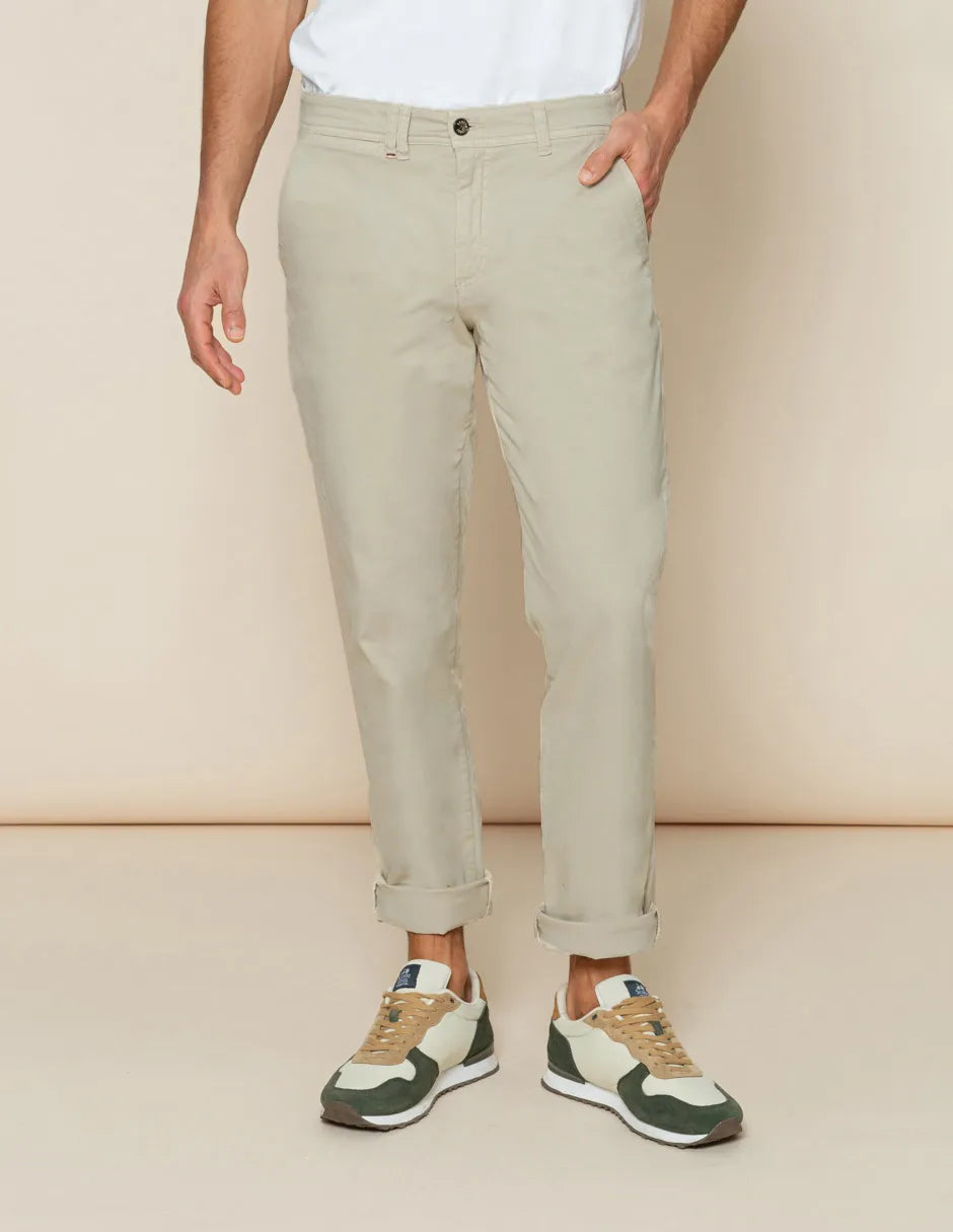 Pantalón chino beige