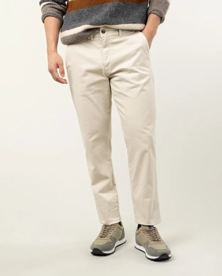 Pantalón chino regular.