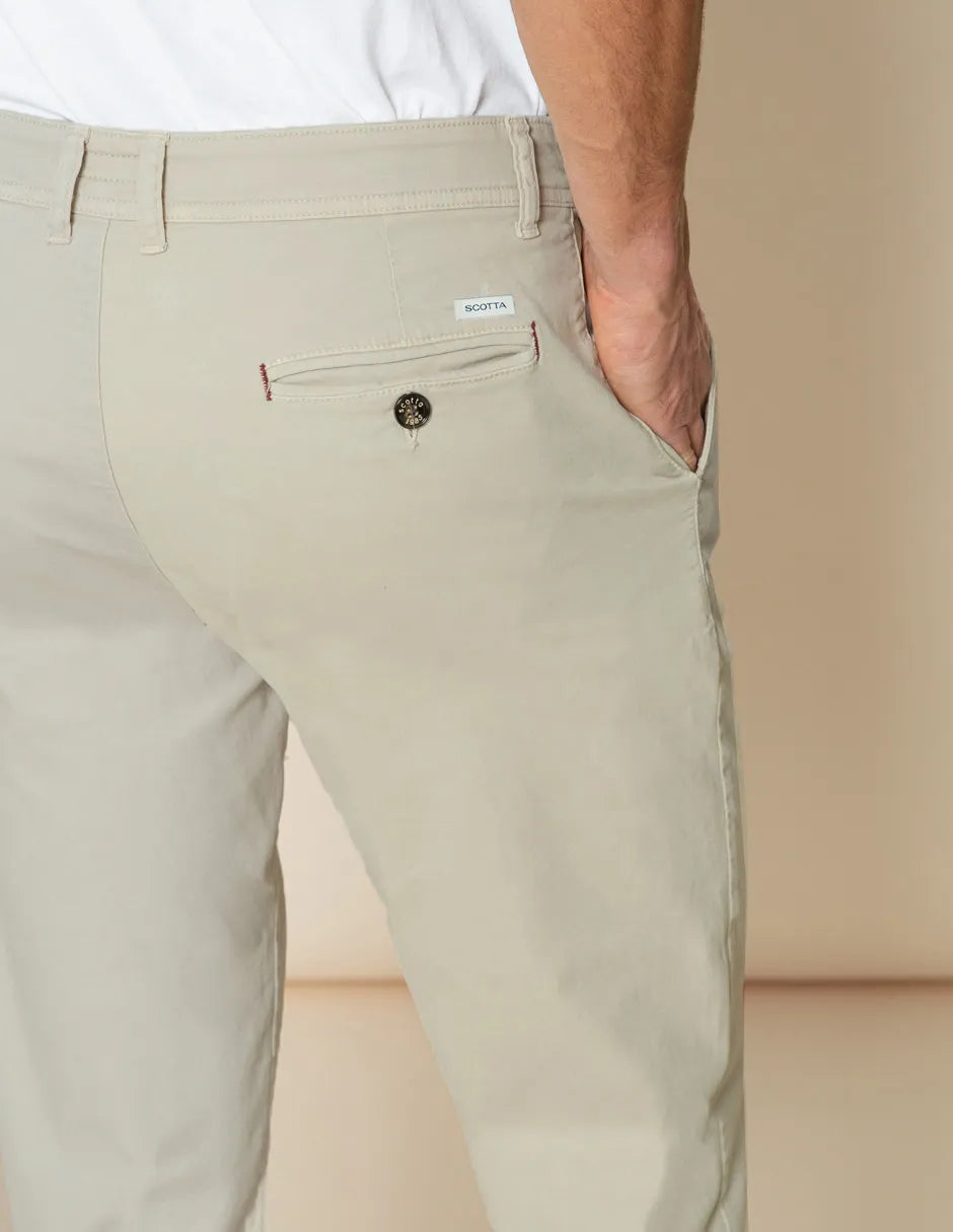 Pantalón chino beige