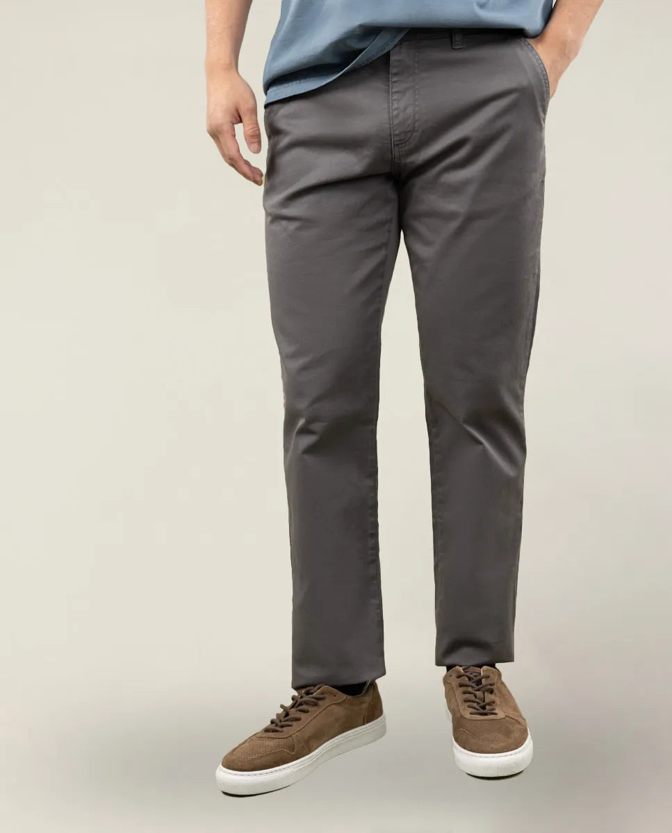 Pantalón chino gris.