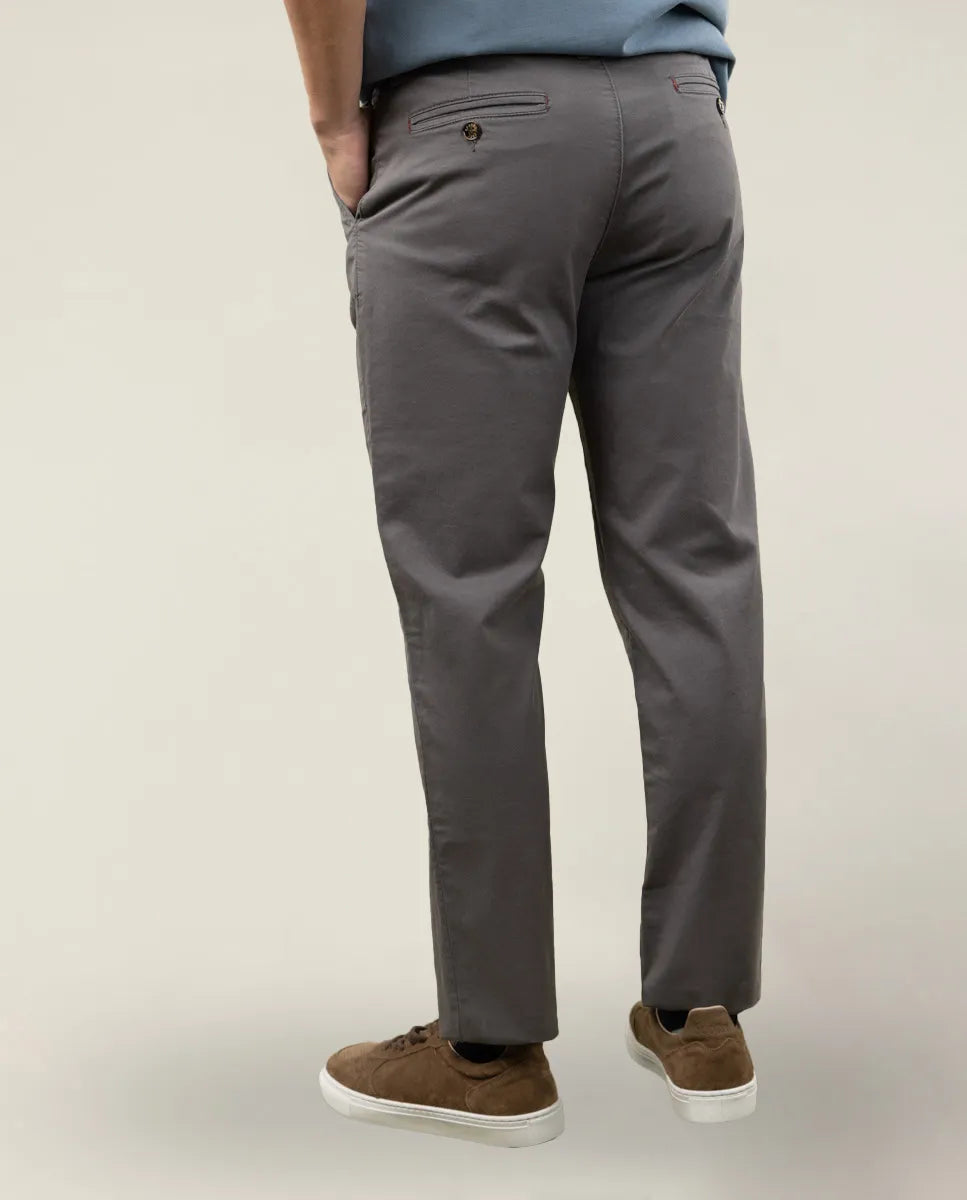 Pantalón chino gris.