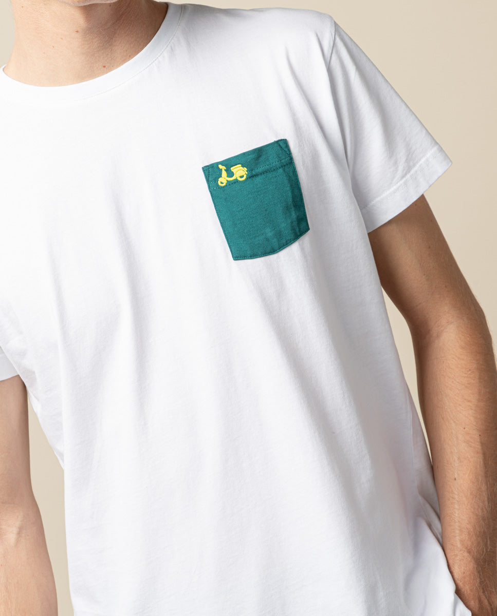 Camiseta branca com bolso tipo barraca
