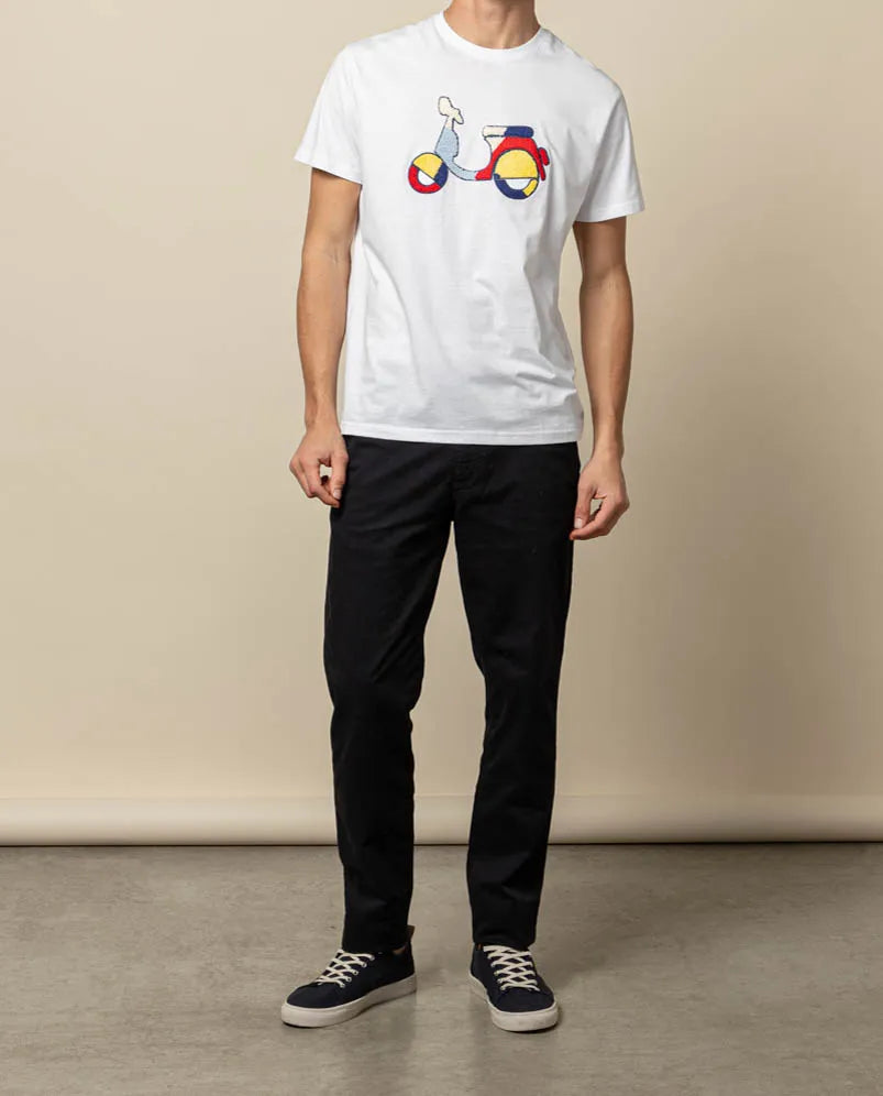 Camiseta branca com logo em chenille