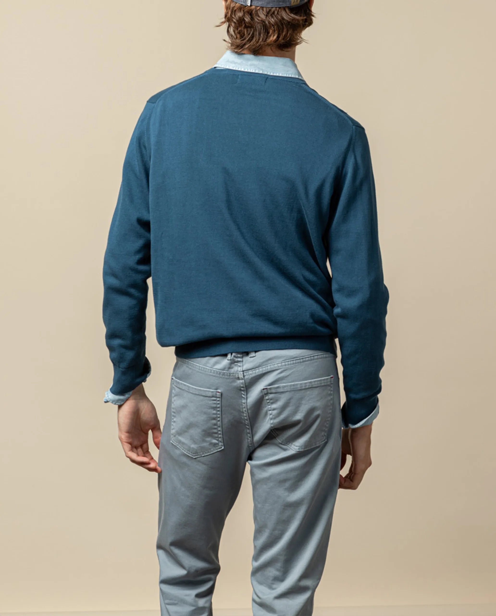 Suéter jeans clássico de algodão com decote em V