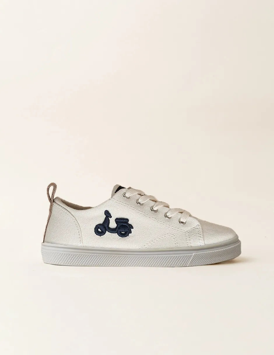 Zapatilla blanca de niño con logo