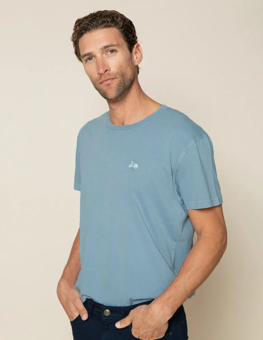 Camiseta azul con logo bordado