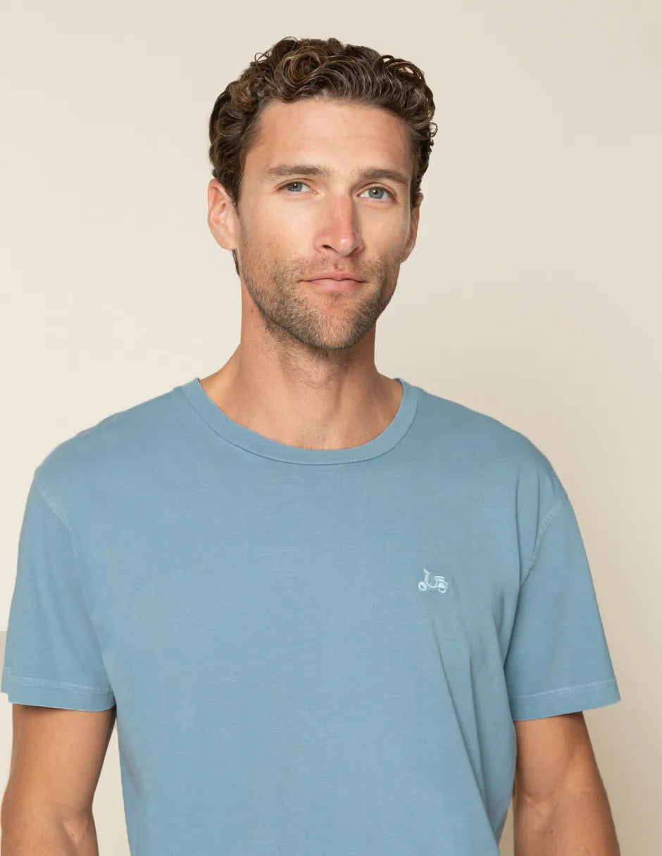 Camiseta azul con logo bordado