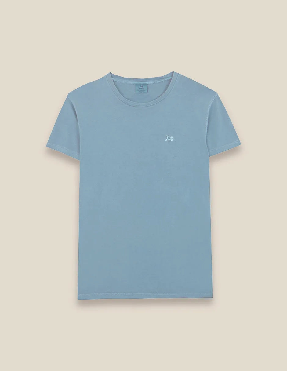 Camiseta azul con logo bordado