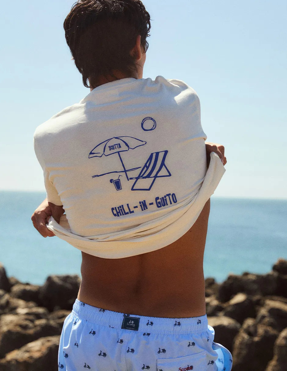 Camiseta blanca con estampado en la espalda